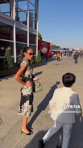 Alexandra with a little friend today in the paddock 🥹🥰 @Alexandra Leclerc #alexandraleclerc #alexandrasaintmleux #fyp #purtoi #china