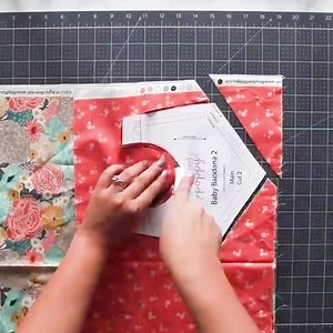 Sew up this adorable reversible baby bib for the perfect on-trend baby accessory that’s both stylish and functional! 👶🏼 Do you know someone who needs this free pattern? Tag them below! 🍼 You can find the free pattern on sweetredpoppy.com #sewingforbaby #babysewing #sewingforbabies #freesewingpattern #sewingproject #sewingpatterns #sewingpatterns #babysewingpatterns #freesewingpatterns #sewingpatternsforbabies | Sweet Red Poppy