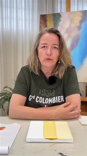 What’s the impact of a coloured background? The colour you choose for your background can completely transform the atmosphere of your artwork. It sets the mood and adds an extra dimension to your painting. 💛 You can apply a pure acrylic colour directly to your canvas, or mix it with gesso to improve adhesion. The type of gesso you use makes a difference too, transparent gesso won’t affect your colours, white gesso can soften them, and black gesso adds contrast and depth. Do you like to start yo