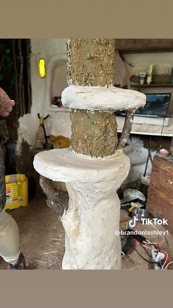 This is a beam the goes from the floor to the loft. #cob #cobbuding #cobstructure #cobstudio #earthenbuild