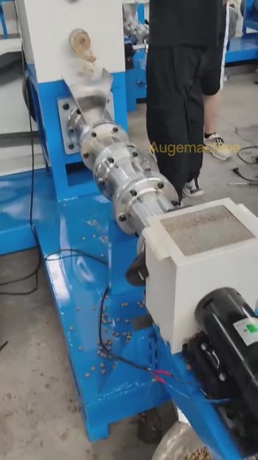 Pellet extruder for making dog food. #feedpellet #dogfeeding #pellet #feedgranulator #pelletmachineline #pelletmill #pelletmachinefactory #pelletmaker #pelletmachine #forage
