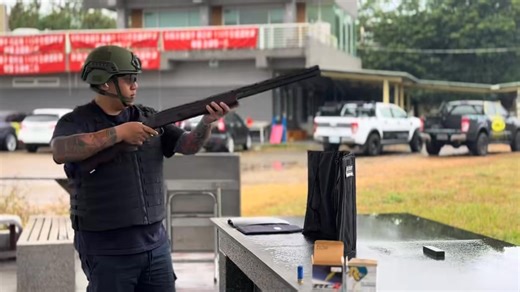 LINE-X 防彈塗料是美國 LINE-X 公司開發的聚脲保護塗層，專為軍事和國防需求設計，能提升表面防彈和防爆性能。 產品背景： LINE-X於2000年推出 PAXCON 系列，為應對反恐需求而生，通過美國空軍研究所的耐爆炸測試，並獲五角大廈指定為軍用塗料。它在27種產品中脫穎而出，廣泛用於海軍防滑和空軍防爆保護。 主要特性： 塗層提供抗腐蝕、抗磨損、抗衝擊、防水、防滑和防爆功能，表面強韌度可提升300%。它適用於金屬、混凝土、木材等多種基材，一體成型無縫包覆。 軍事應用： PAXCON 用於海軍防滑保護、空軍防爆保護，以及關鍵設施如五角大廈、紐約聯邦法院和華盛頓海軍基地。噴塗於防彈背心插板，為阿富汗與伊拉克作戰的5萬美軍提供保護。 認證標準： 產品通過 ISO 17025、A2LA、ISO 9001 等國際與美國認證，包括美國空軍研究實驗室爆炸試驗、陸軍工程兵部隊保護測試及 H.P. White 防跳散彈測試。其他涵蓋防黴（MIL-STD-810F）、阻燃（ASTM E-84 A/B 級）、防滑（ASTM F1637）和 MSHA 礦山安全認證。 防護特性： PX-2100 型號