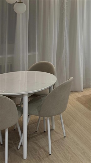 РЕМОНТ | дизайн интерьера | идеи, находки и вдохновения on Instagram: "Частая ошибка при выборе стола и стульев - это когда мебель покупается отдельно. Идеальный вариант - брать сразу комплектом. Тогда ваша обеденная группа будет смотреться гармонично. На озон или вб так и ищите «обеденная группа». Совет‼️ выбирайте стол с возможностью увеличения для удобства. белый и черный - самые маркие цвета для стульев. бежевый, серый, коричневый - самые практичные цвета для стульев. Больше про ремонт и пол