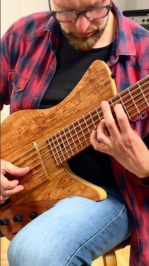 what an amazing 6-string bass