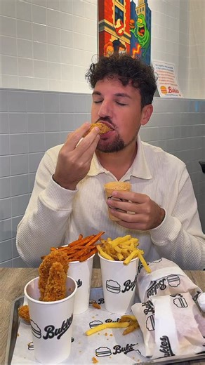 Mario Castaldo on Instagram: "“Bukies” il locale Americano di Piero Armenti e Jana… Chicken Tenders stile Raising Canes, SmashBurger devastanti e Cookies meravigliosi 😍 . Due sedi in Campania (Aversa-Villaricca) ed altre in arrivo … panini disponibili anche senza lattosio e per vegani ! Che dire , un format che funziona e non vedo l’ora di riprovare ! . . . #bukies #aversa #smashburger #campania #campaniafood #chickentenders #raisingcanes #usafood #americanfood #streetfood #napolifood #burger"
