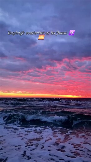 paradise on earth on Instagram: "When the sun hits the atmosphere at just the right angle, blue light scatters and leaves us with this purple masterpiece. Dispersión de Rayleigh en su máxima expresión. Cuando el sol golpea la atmósfera en el ángulo perfecto, la luz azul se dispersa y nos deja esta obra maestra púrpura. . . . . . #PhysicsOfLight #PurpleSky #GoldenHour#PinkSunset #cielosdecolores"