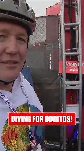 HUMAN CLAW MACHINE… for Doritos? 😅 TSN’s @timhauraney went head-to-head with ESPN’s @edmondsonphoto at the Las Vegas GP 👀 | TSN