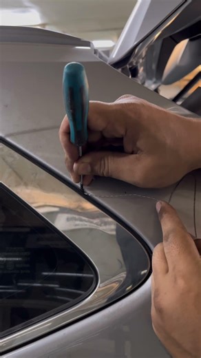 Remove the rear fender mirror of Yaris Cross.