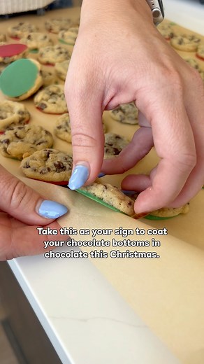 NYC’s most iconic cookie just got a mini merry makeover 🎄🍪 these mini Jacques Torres cookies can be made right at home! Snag my Jacques Torres inspired recipe on my blog! Link in the comments! Cooking with Karli jacques | jacques torres | mini | mini cookies | bite size | snack | dessert | mini desserts | baking | baker | bakery | nyc | New York City | Cooking with Karli