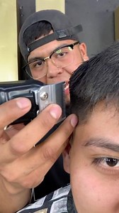 517K views · 10K reactions | Hay 2 tipos de peine Flattopper para poder conectar tu corte, en este video te muestro de qué manera utilizarlo y cómo puedes hacerlo también a pulso con solo tu maquina de corte, más adelante les mostrare cómo borrar líneas debajo de la caída con el mismo peine  Curso en línea +525524985007  | J LU Barber | Facebook