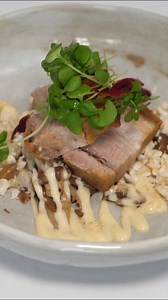 Heute geht es zu Michi ins Loca. In der überschaubaren 22qm großen Küche steht Michi normalerweise alleine, diesmal leistet ihm Mike Süsser Gesellschaft. Michi zeigt ihm die Zubereitung des gebratenen Wels' mit Bärlauch- Cremereis und Calamari. 🤩 #MeinLokalDeinLokal #Clip | Mein Lokal, Dein Lokal