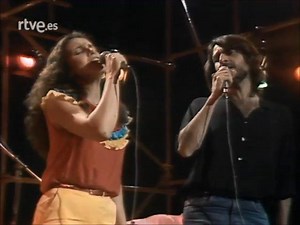 Especial 'Musical Express' dedicado a Luis Eduardo Aute, en 1981, acompañado de Rosa León, Suburbano, Miguel Ríos, Luis Pastor y Ana Belén. ¿Quieres verlo? -- > https://www.rtve.es/v/5552286/ ‘Ay de ti, ay de mi’, ‘Libertad’, ‘Al alba’, ‘Las cuatro y diez’, ‘Pasaba por aquí’, ‘Albanta’, ‘Marejada’, ‘No te desnudes todavía’, ‘Del gris al azul’, ‘Así te quiero yo’, ‘Tarde, muy tarde’, ‘De paso’, ‘Bailemos pues’... Y amplia entrevista de Àngel Casas al cantante, recorriendo varios escenarios de la 