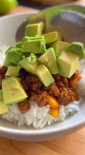 Burrito Bowl met Gehakt, Mais & Avocado 🥑🌮 Dit is echt zo’n makkelijke bowl waar je altijd zin in hebt. Kruidig gehakt, zoete mais, romige avocado en alles lekker samen in één kom. Vol smaak, snel klaar en perfect voor doordeweeks zonder gedoe. 😍 Ingrediënten – 2 personen 200 gram rundergehakt 150 gram rijst 150 gram mais (uit blik, uitgelekt) 1 avocado 1 kleine ui 1 teentje knoflook 1 zakje burrito- of tacokruiden 1 el olie Peper Recept Kook de rijst gaar volgens de verpakking. Snipper de ui