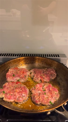 The “What’s for dinner?” struggle ends here. Our homemade gluten free meatballs are the ultimate fridge staple. Whether you’re tossing them with pasta or pressing them for a quick burger, they deliver every single time. Since they’re already seasoned and packed with organic pork, beef, and veal, all you have to do is fry and fly. Healthy, high-protein, and picky-eater approved! | The Organic Butcher