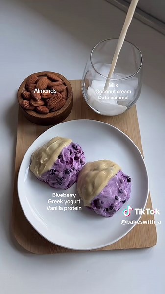 7g Protein, 47cal BLUEBERRY CLUSTERS🫐 BASE (Makes 2): 🫐60g 0% fat Greek yogurt 🫐Vanilla or caramel flavour drops (Optionally can use sweetener) 🫐50g Frozen blueberries -Mix the Greek yogurt and flavour drops -Fold in the frozen blueberries -Divide into 2 clusters on parchment paper TOPPING: 🍦10g @Protein Works French vanilla whey 360 extreme (Code “ARWA” link in bio) 🍦Water (Enough to make a paste) -Mix ingredients (Gradually adding water to make a thick paste) -Spread over the clusters -F