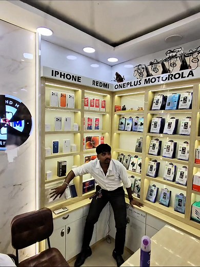 Gorilla Prank in Mobile Shop!