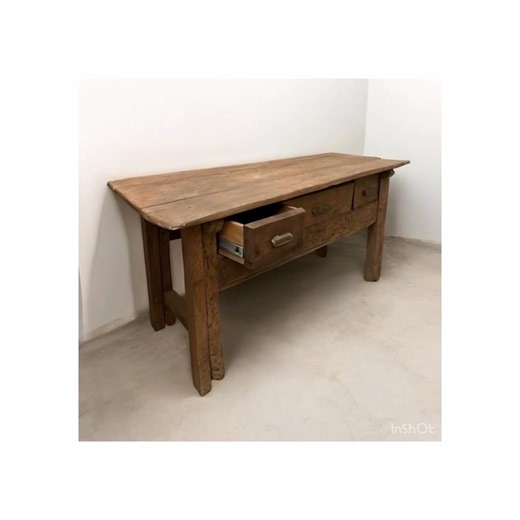 Acabamos esta Preciosa mesa de trabajo año 1918 con 3 cajones centrales, proveniente de casa de Hospital de Órbigo, prov León, con esa preciosa patina en rojo con signos de uso y desgaste. Ha pasado de padres a hijos por 4 generaciones. Una pieza excepcional por su rareza ya que fué fabricada por sus antepasados, lo que conlleva un valor sentimental y atesora el esfuerzo de años y años de vivencias y tareas. #restauracion #restauraciondemuebles #mesa #mueblesdecampo #masia