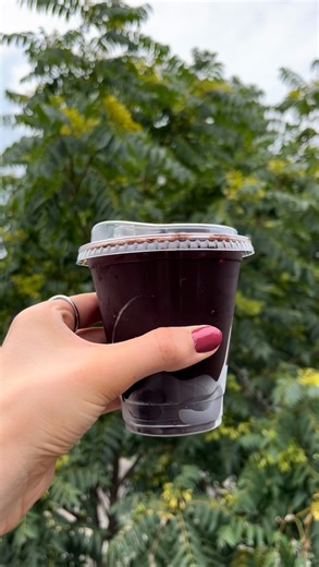 🍫☕️ Iced coffee with a chocolate shell? Yes, please! Create a delightful chocolate iced latte with Lindt EXCELLENCE 70% Dark Chocolate 👇 1️⃣ Melt your preferred Lindt chocolate with a teaspoon of coconut oil. 2️⃣ Pour the mixture into a plastic cup and freeze. 3️⃣ Add ice, milk, and espresso. 4️⃣ Crack, stir, sip, and savour your perfect summer drink! Give it a try at home and tag us in your creations! ___________ 🍫☕️ Recette de café glacé avec une coque au chocolat Lindt! Réalisez un délicie