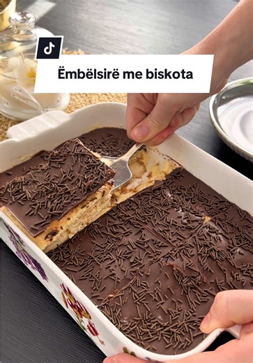 Ëmbëlsirë me biskota e me pak përbërës, e shishme e tepër e shpejtë me u përgaditë 👌🏻 Përbërësit Kremë vanille e gatshme Biskota Qumësht Kokos Qokollatë Përgaditja Kremën e vanillës që vjen e gatshme e tundim me 300 ml qumësht deri sa të trashet e pastaj shtojmë kokosin, Në një tepsi shtrijm biskotat që i kemi zbutë në qumësht, pastaj përmbi kremën e përgaditur, un i kom vendos 2 shtresa me biskota , e ju mundeni sipas dëshirës, në fund e shkrijmë qokollatën dhe e vendosim. ❤️ #embelsira #bisk