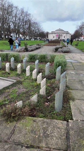 Exploring the Victorian Port Sunlight Village #6. The Analemmatic Sundial
