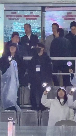 recién caigo q tiene un pase en el cuello QUIEN DE LOS BTS LO INVITO