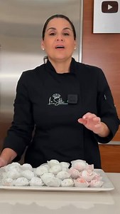 Prepara conmigo estos BESOS DE NUEZ, también conocidas como Mexican Wedding Cookies o Polvorones de nuez. En este video te enseño paso a paso cómo hacerlas con una masa base suave, con sabor a mantequilla y deliciosa, además de tres versiones irresistibles: nuez, almendra y pistacho. 🌰✨Perfectas para regalar, compartir o acompañar con un cafecito. Esta receta casera es fácil, rendidora y con el sabor auténtico de la repostería tradicional mexicana. RECETA COMPLETA: https://lasoleta.com/recetas-