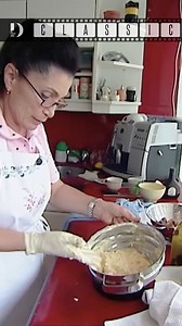 Diese Tipps und Tricks sind auch heute noch genau so hilfreich wie damals. 🤩 Herta hat uns nicht nur beim Kochen zugucken lassen, sondern uns auch alles Schritt für Schritt erklärt! ➡️ Ihr wollt es, ihr kriegt es: Die besten Dinner-Momente von früher – jetzt auf dem YouTube-Channel von "Das perfekte Dinner"! #dasperfektedinner #meme #dinnerclassic #lifehack #tippsundtricks #damalswieheute | Das perfekte Dinner