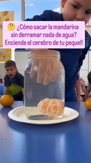 Guías de Desarrollo Infantil | Actividades para bebés y niños on Instagram: "✨ ¿Sabías que en momentos como este… tu hijo no solo juega, sino que su cerebro se enciende? ⚡ 👀 Cada intento, cada error y cada descubrimiento estimula su pensamiento lógico, su creatividad y fortalece las conexiones neuronales que usa para resolver problemas. 🧩💡 💫 Los experimentos despiertan la curiosidad, enseñan a perseverar y a confiar en sus propias ideas. 🚀 No dejes pasar esta etapa única. ADQUIERE LAS GUÍAS