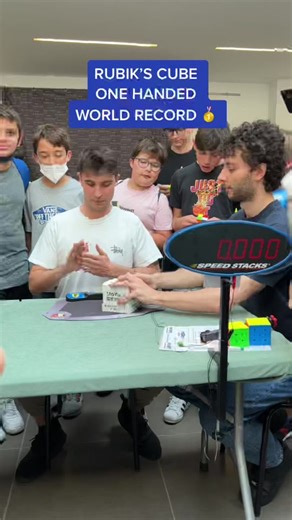 Rubik’s Cube One Handed World Record - 1.54 Seconda #rubikscube#cubodi...