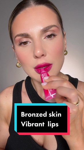 Quick tutorial on how to achieve this bronzed skin paired with vibrant lip color look #makeup #makeuptutorial #makeupartist #makeupforyou #makeuptips #makeuproutine #lipscombo #lipsticktutorial #bronzyskin #bronzemakeup #frenchlips #maquillaje #maquillagem #mua #muatiktok #professionalmakeupartist #aliandreeamakeup