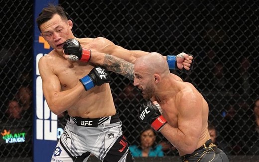 Watch: Alexander Volkanovski waits for 'The Korean Zombie' to leave the octagon in a show of respect at UFC 273