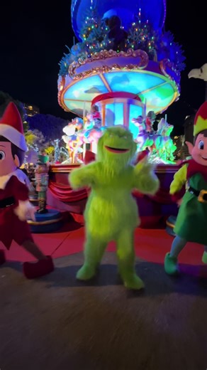 Le Grinch à Monaco : Une Mascotte Humoristique en Danse