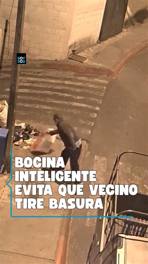 Soy 502 on Instagram: "📹 Una cámara de vigilancia municipal captó el momento exacto en que un hombre intentaba dejar un saco de basura en una esquina de la colonia Venezuela, zona 21 capitalina. Una bocina inteligente lo alertó de inmediato e impidió que dejara los desechos en el lugar."