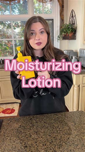 If your skin is thirsty… this is your sign 😮‍💨💧 Super moisturizing, fast-absorbing, and smells AMAZING 🤩 #lotion #hydratinglotion #tiktokmademebuyit #christmasgiftideas #momanddaughtergoals
