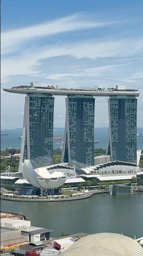 Breathtaking panoramic view of Marina Bay, Singapore 🌆