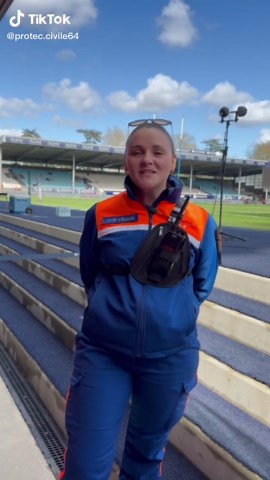 Depuis plus de 15 ans, nos secouristes se relayent sur les matchs de rugby au stade Jean Dauger ! 🏉 #Pourtoi #fyp #ProtectionCivile #Secourisme #Urgences #trend #PremiersSecours #SecoursEnsemble #PréparationUrgences #FormationSecourisme #SavoirAgir #Bénévolat #équipedesecours #rugby