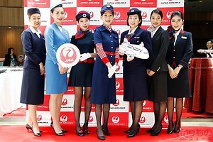 JAL、歴代のCA制服でファッションショー　多くの女性が憧れたあのドラマの制服も！（写真57枚） | 乗りものニュース