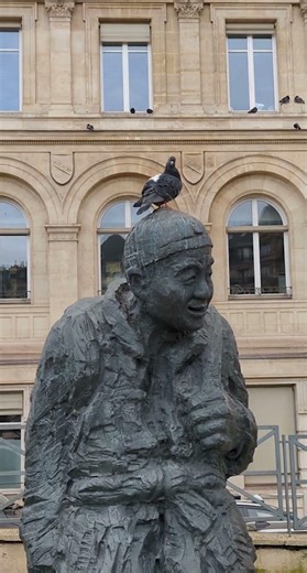 Un pigeon squatte la tête de la statue de Li Xiao Zhao 🐦| Paris 12, Gare de Lyon
