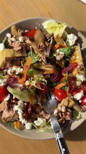 🥗 Salade au thon 😍 Summer planning GRATUIT ➡️ https://myf.fitness/sp5 Pas le temps de cuisiner mais envie d’un plat rassasiant et sain ? Cette salade thon, mozza & légumes croquants est un vrai concentré de bienfaits 💥 💚 Parfaite pour un déjeuner rapide ! Et surtout : sans cuisson, sans prise de tête ! ✨ Ingrédients pour 1 assiette : 1 carotte râpée Une poignée de tomates cerises 2 à 3 fonds d’artichaut coupés 40 g de mozzarella 1 petite boîte de thon au naturel 1 petite poignée de maïs Quel