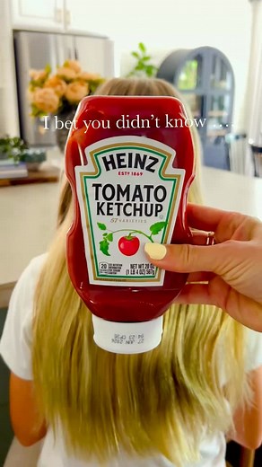 POV: I bet you didn’t know ketchup could save your summer blonde 🍅💁‍♀️ If your hair’s turning green after pool days, it’s not just chlorine — it’s copper! Ketchup’s acidity helps break it down and neutralize that swampy tint 💚 Just apply like a mask, leave on 15–20 mins, and rinse. 🙌🙌 ✨ Other green-hair hacks to try: – Baking soda clarifying shampoo – Apple cider vinegar rinse – Tomato juice mask – Swimmer’s shampoo (look for copper-neutralizing formulas) 📌 Save this for pool season & tag