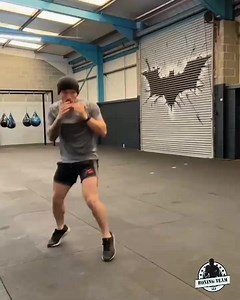 إليك تمرين سريع للغاية يمكنك القيام به في أي مكان دون أي معدات! Here's a super quick workout you can do anywhere without any equipment! ابذل قصارى جهدك للحفاظ على الشكل الخاص بك معًا مع الاستمرار في العمل بكثافة لتحقيق أقصى استفادة من التمرين.! 🔻 Round 1 Jab Jab-Backhand Jab-Backhand-Lead Hook Jab-Backhand-Lead Hook-Backhand 🔻Round 2 Press ups x 5 Star jumps x 5 🔻Round 3 Jab Double Jab Double Jab-Backhand Double Jab-Backhand-Lead Uppercut 🔻Round 4 Set ups x 5 Woodchoppers x 5 (per side) Repe