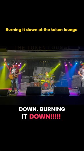 Burning it down at Token Lounge 🔥🤘 #RedLightRunning #Flaw #TokenLounge #rockshorts