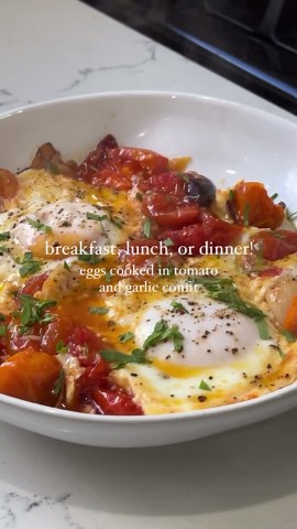 Fried eggs in tomato confit for the perfect breakfast