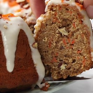 ✴️ 𝙍𝙀𝘾𝙄𝙋𝙀: https://www.simplyquinoa.com/healthy-quinoa-carrot-cake/ This healthy CARROT CAKE is made using almond and quinoa flours, and is naturally sweetened and uses applesauce to reduce the amount of sugar and oil! 🥕 | Simply Quinoa