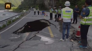 路基沉降开裂现“天坑” 路过轿车遭吞噬