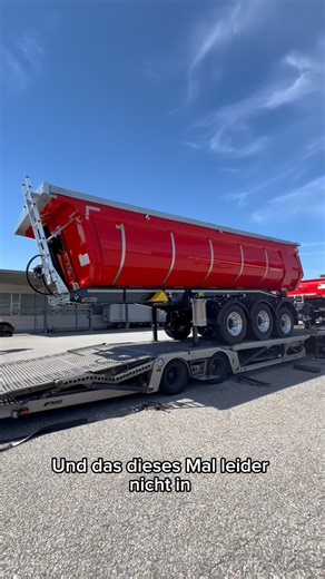 Schwarzmüller Group on Instagram: "Zu hoch? Nicht mit uns 😉 So verladen wir zusammen mit unserem Zusteller der Hitzinger Transport GmbH. Quasi: Präzisionsarbeit mit Leidenschaft ❤️‍🔥🚛💨 Mit Erfahrung, Stützwinden und Teamwork geht‘s immer ein paar Zentimeter tiefer. #schwarzmüller #thermomulde #kippanhänger"