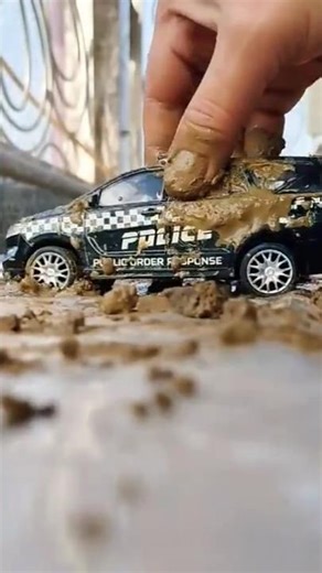 Toyota Innova Crysta | Police Car chase mud off-road race Diecast scale model Car wash पुलिस की कार