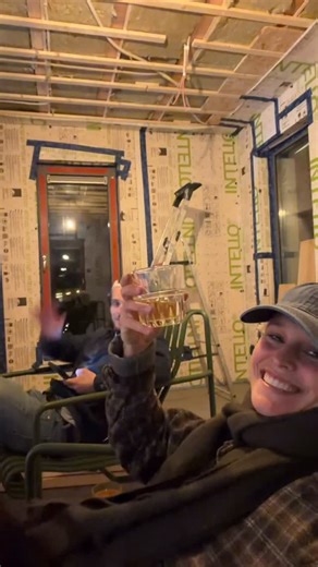 Céline van Amstel on Instagram: "✨UPDATE; Ondertussen verblijven we al 7 maanden in de tent. De zomer maanden waren top, maar inmiddels beginnen de randzaken die bij ‘kamperen in de tuin’ horen (buiten douchen, ‘s nachts de tent uit moeten om naar de wc te gaan) steeds meer op een winter editie van expeditie Robinson te lijken. Gelukkig heeft de houtkachel ons weer een plek gegeven om op te warmen. Bizar, wat dat doet met je gemoed en lichaam. We hopen dat iedereen er lekker warmpjes bij heeft