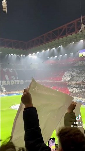 AFICIONADOS DEL MILAN CANTANDO “SERA PORQUE TE AMO” (SARA PERCHI TI AMO) EN SAN SIRO