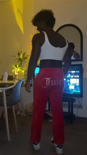 Rachel Ellis (@rellisellis)’s videos with M to the B - Millie B